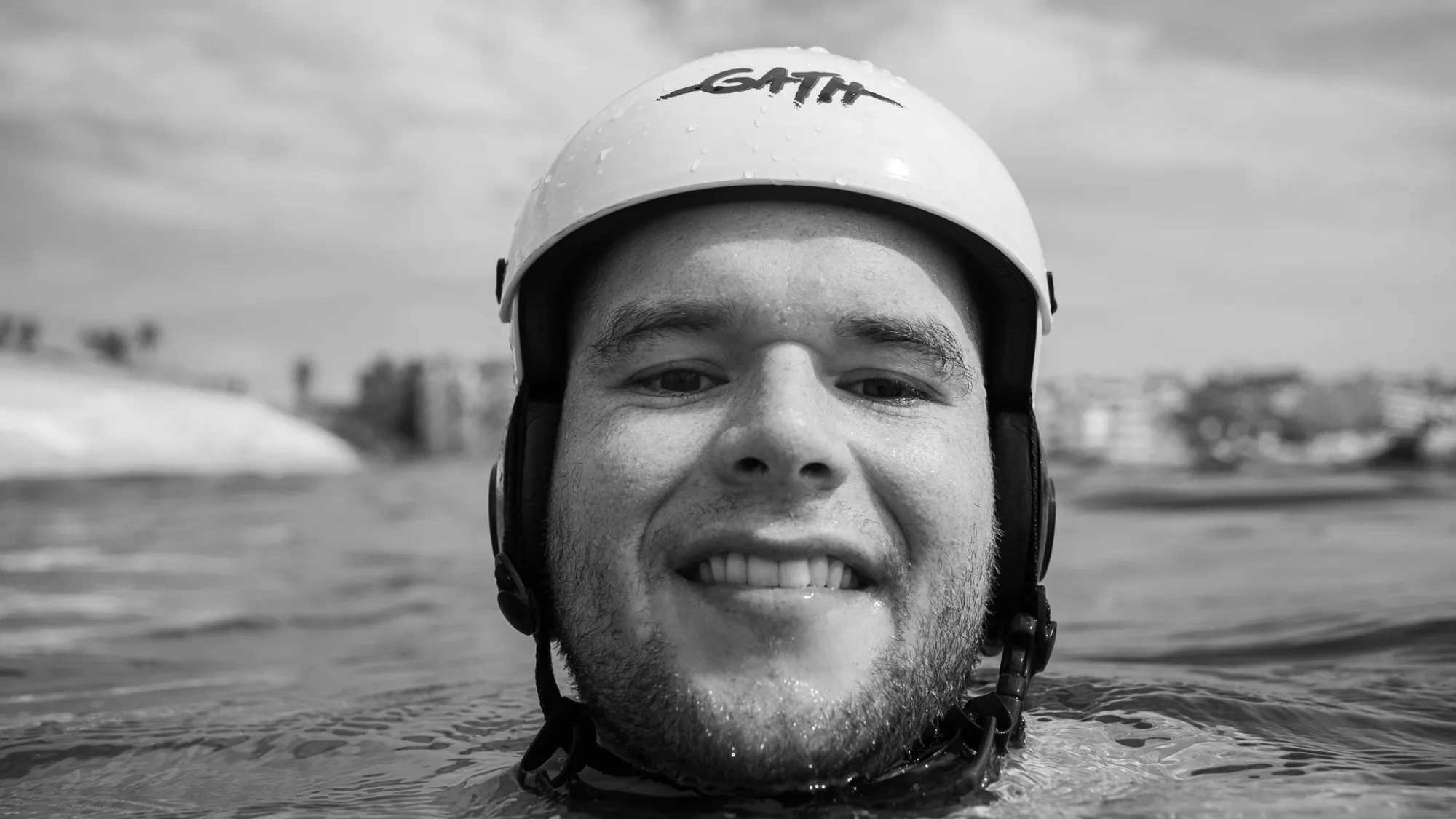 Ricardo Vago sonriendo, con la cara al ras del agua